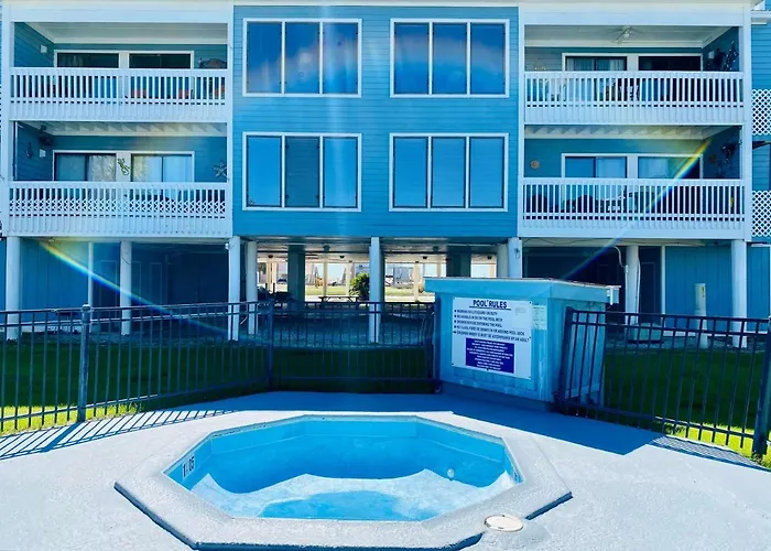 Holiday home Sea Oats Beachfront Condo: Updated 3br With Pools And Pier Access