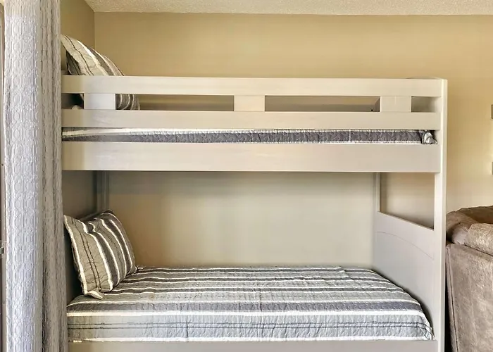 Sea Oats Beachfront Condo: Updated 3br With Pools And Pier Access *
